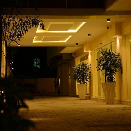 Blu Iris Hotel Madras Buitenkant foto