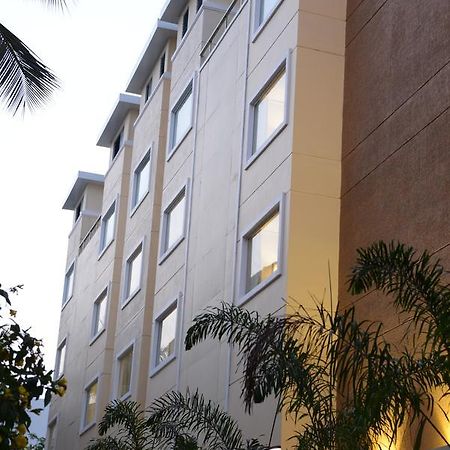 Blu Iris Hotel Madras Buitenkant foto