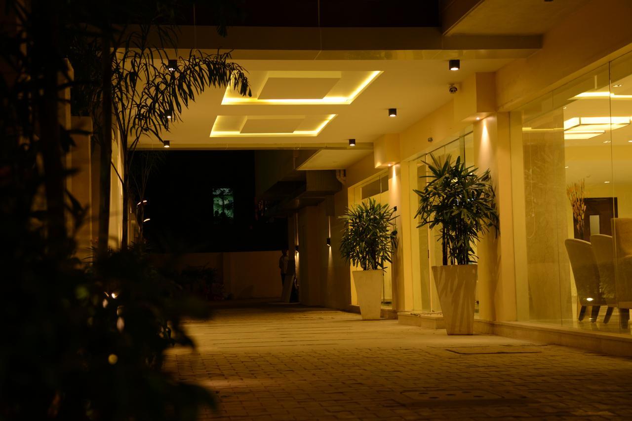 Blu Iris Hotel Madras Buitenkant foto