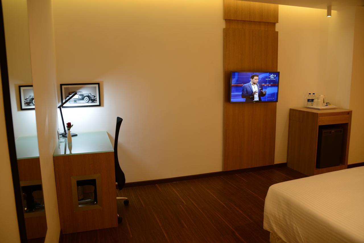 Blu Iris Hotel Madras Buitenkant foto