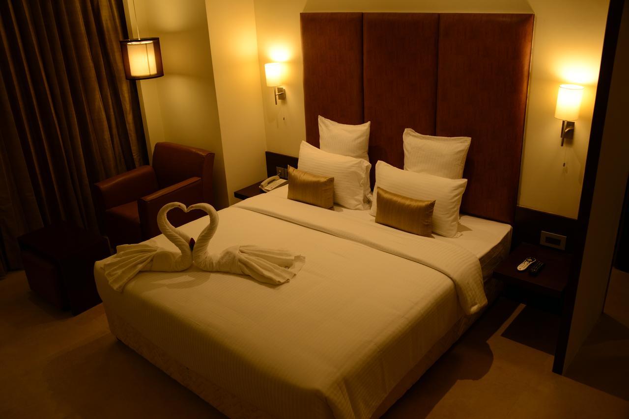 Blu Iris Hotel Madras Buitenkant foto