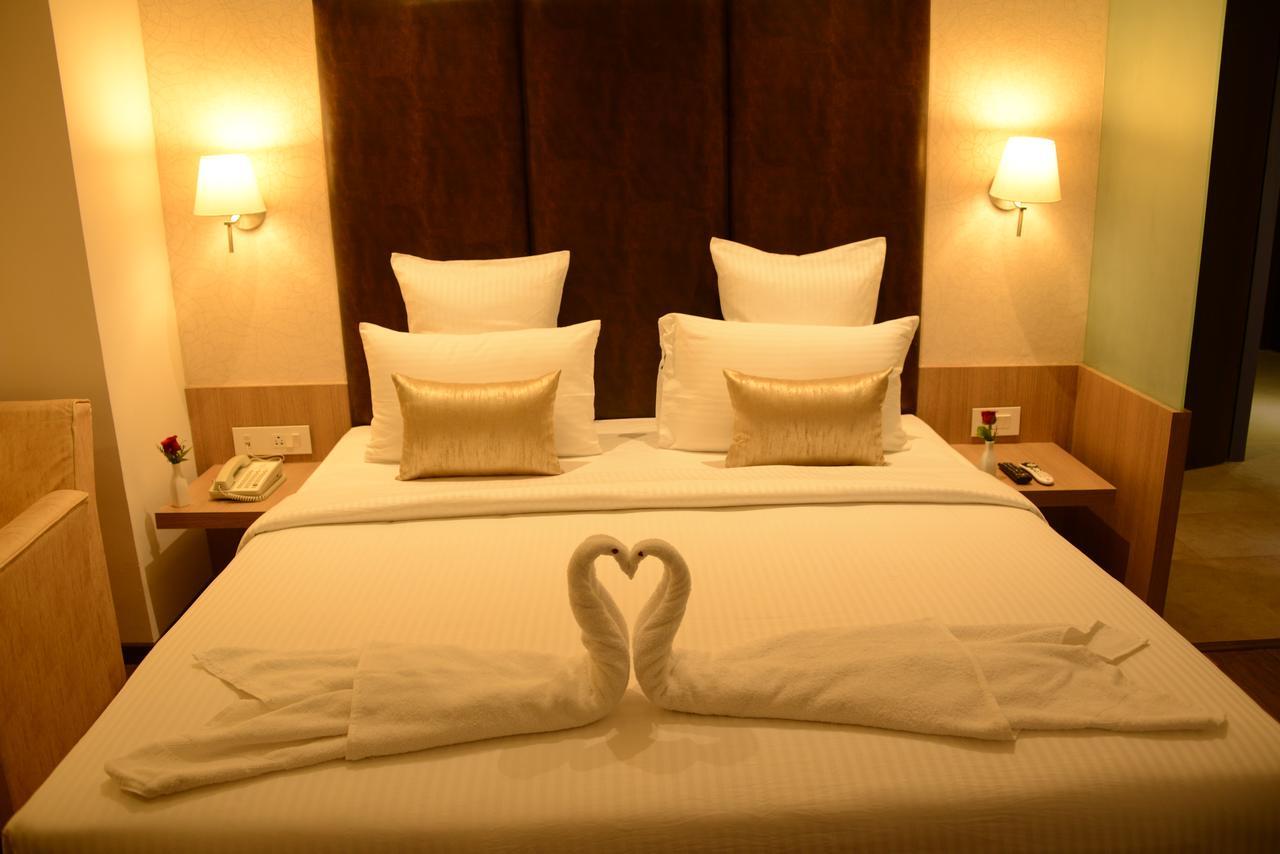 Blu Iris Hotel Madras Buitenkant foto