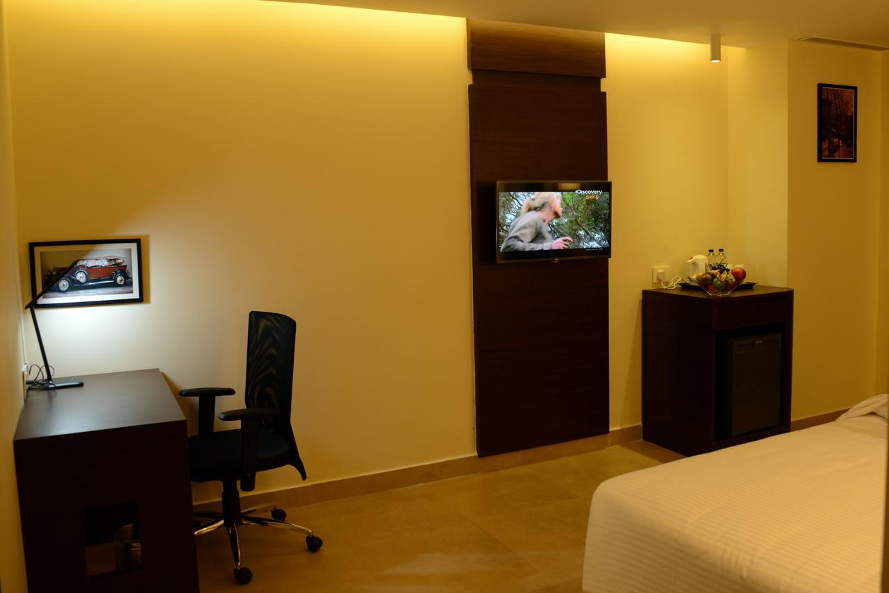Blu Iris Hotel Madras Buitenkant foto