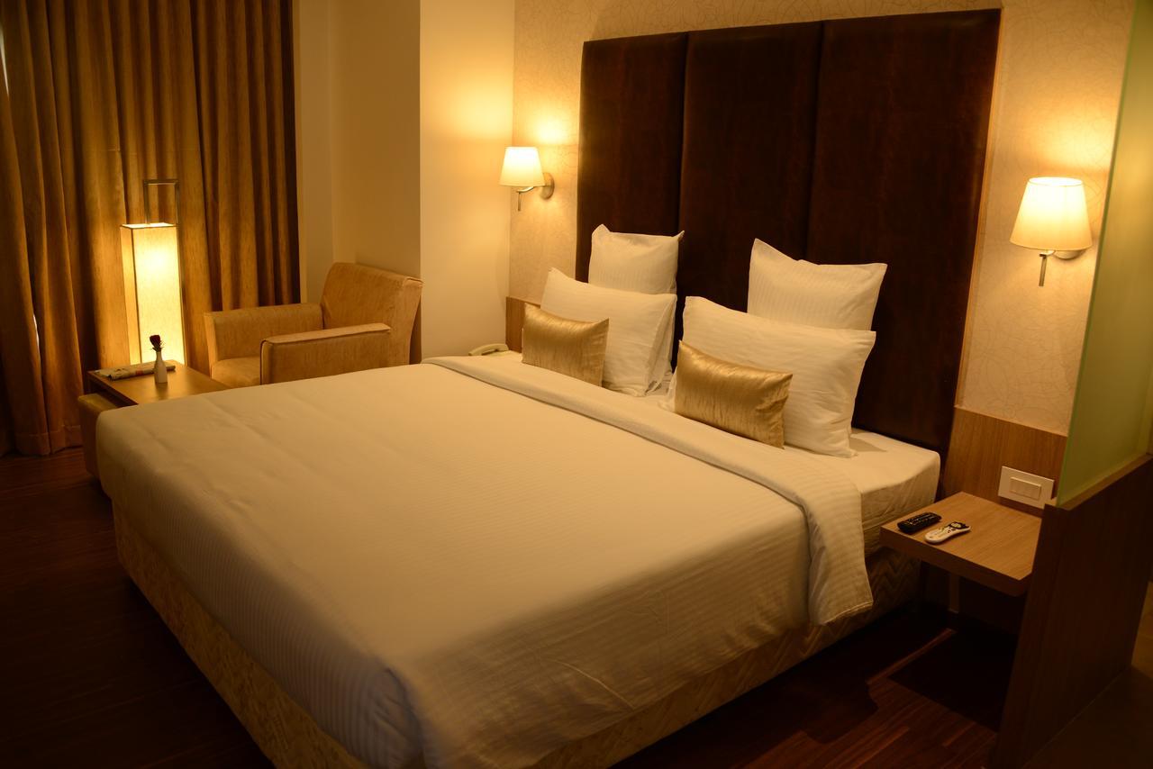Blu Iris Hotel Madras Buitenkant foto