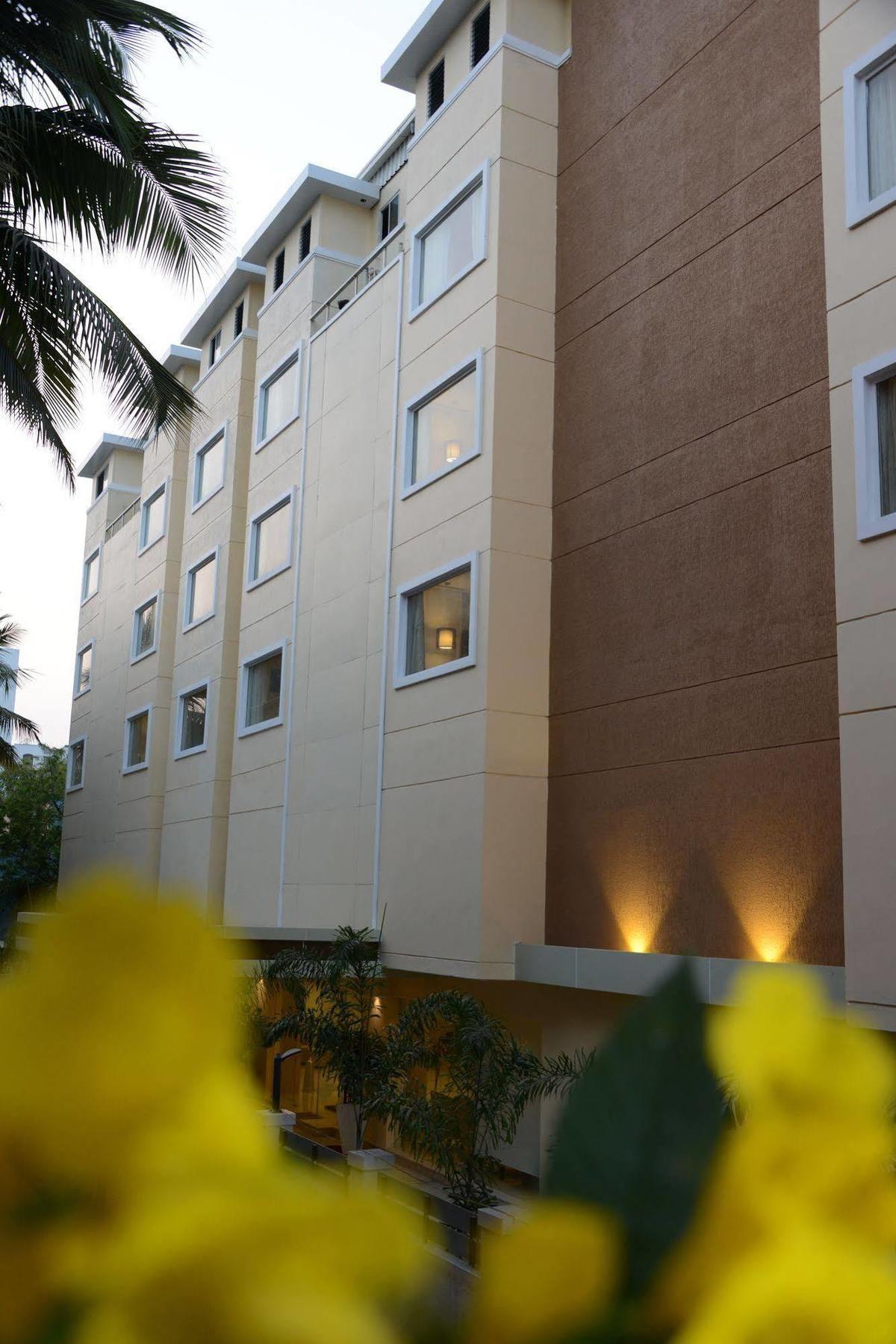 Blu Iris Hotel Madras Buitenkant foto