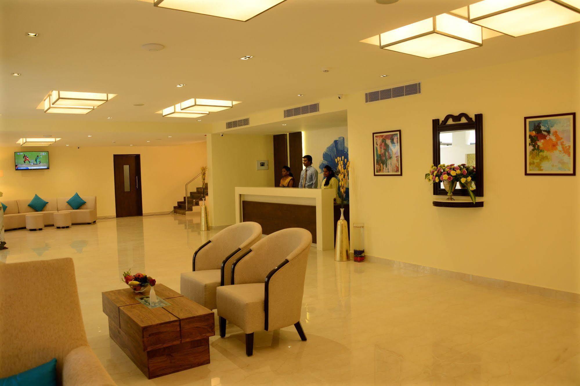 Blu Iris Hotel Madras Buitenkant foto