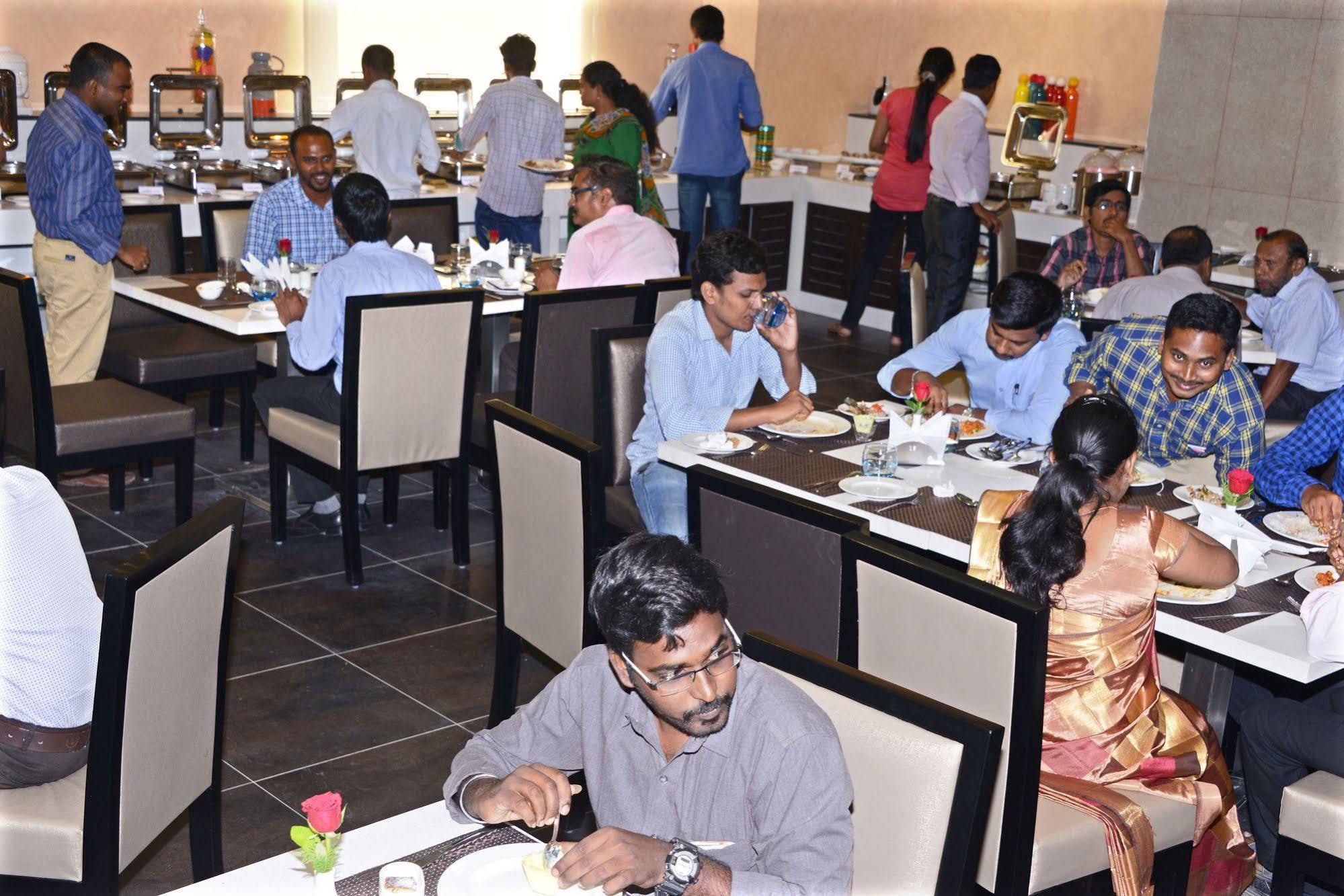 Blu Iris Hotel Madras Buitenkant foto