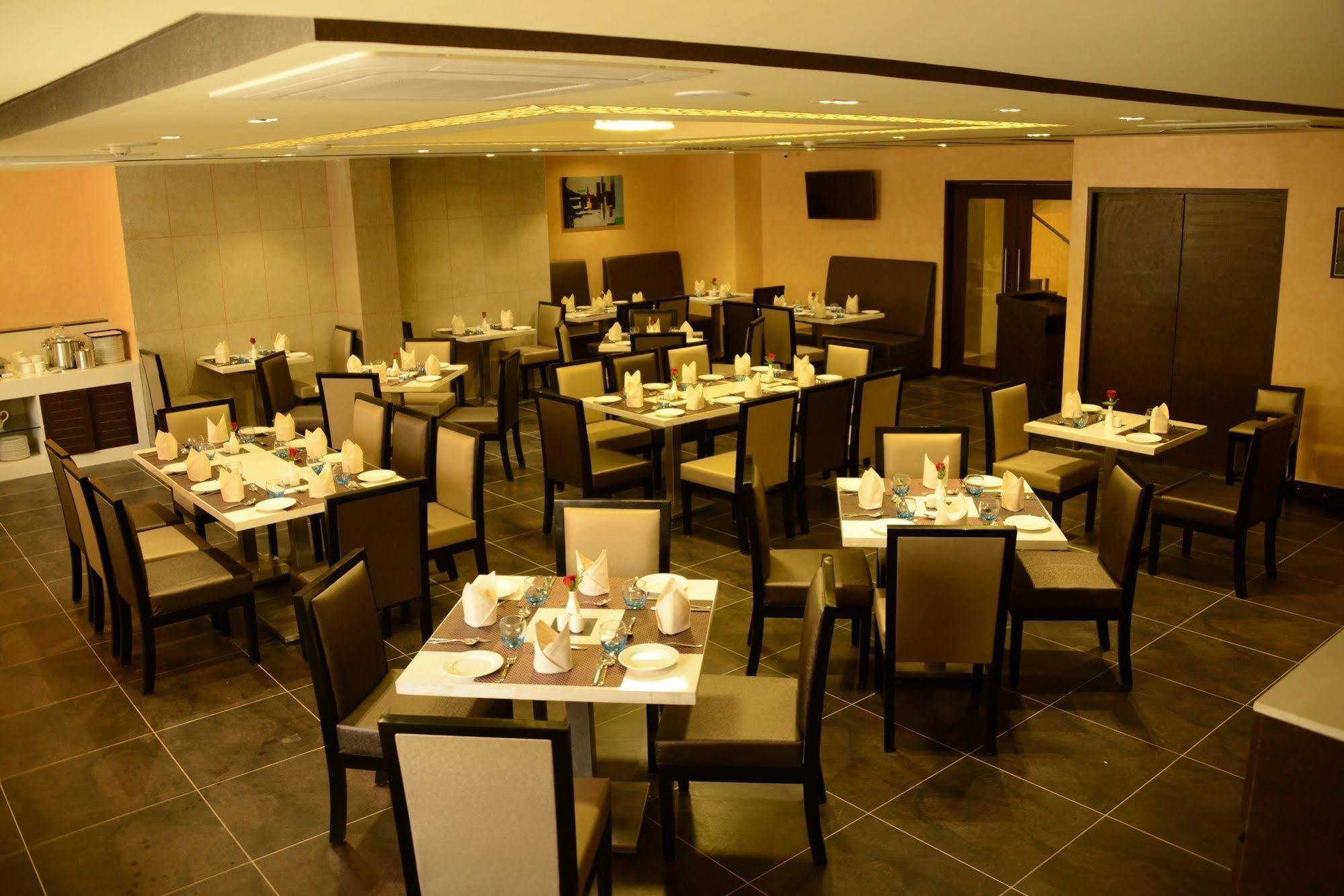 Blu Iris Hotel Madras Buitenkant foto