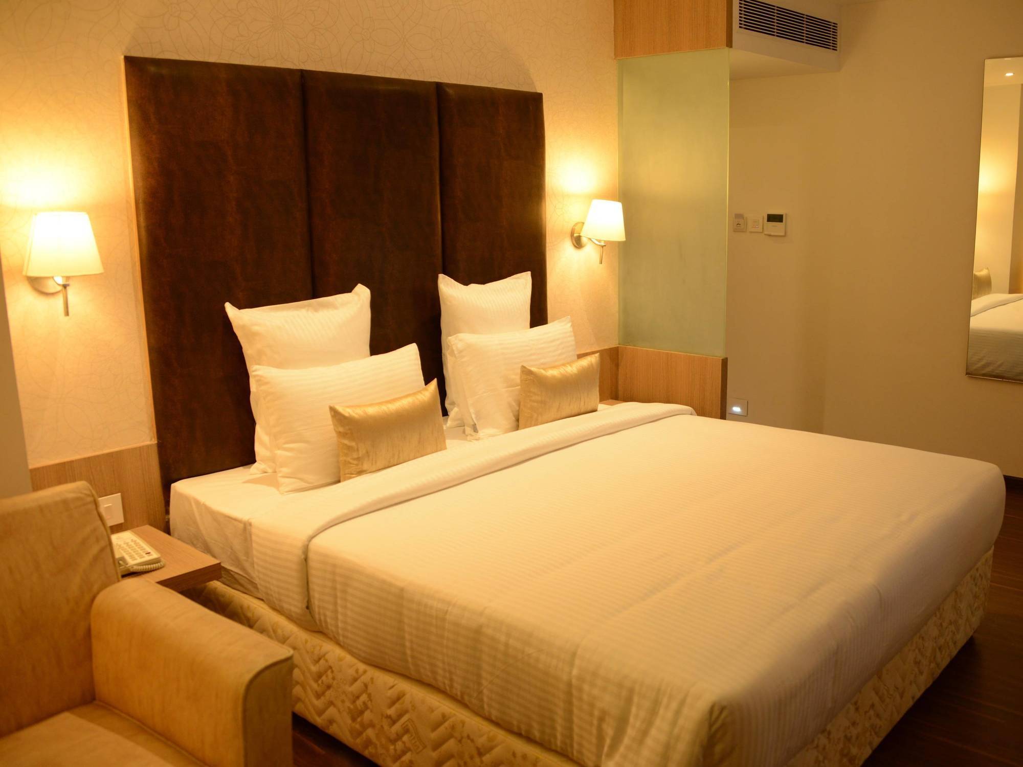 Blu Iris Hotel Madras Buitenkant foto
