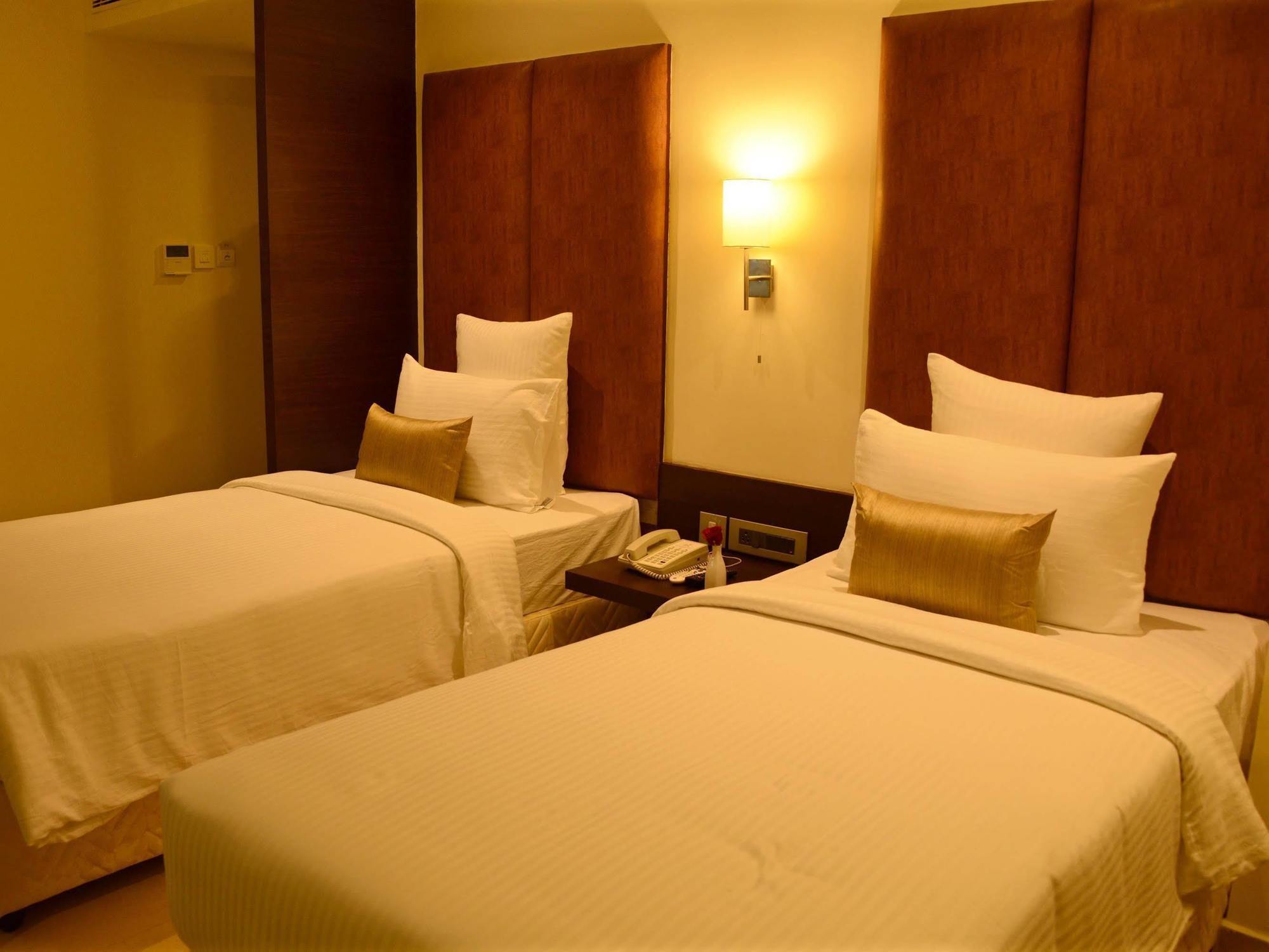 Blu Iris Hotel Madras Buitenkant foto