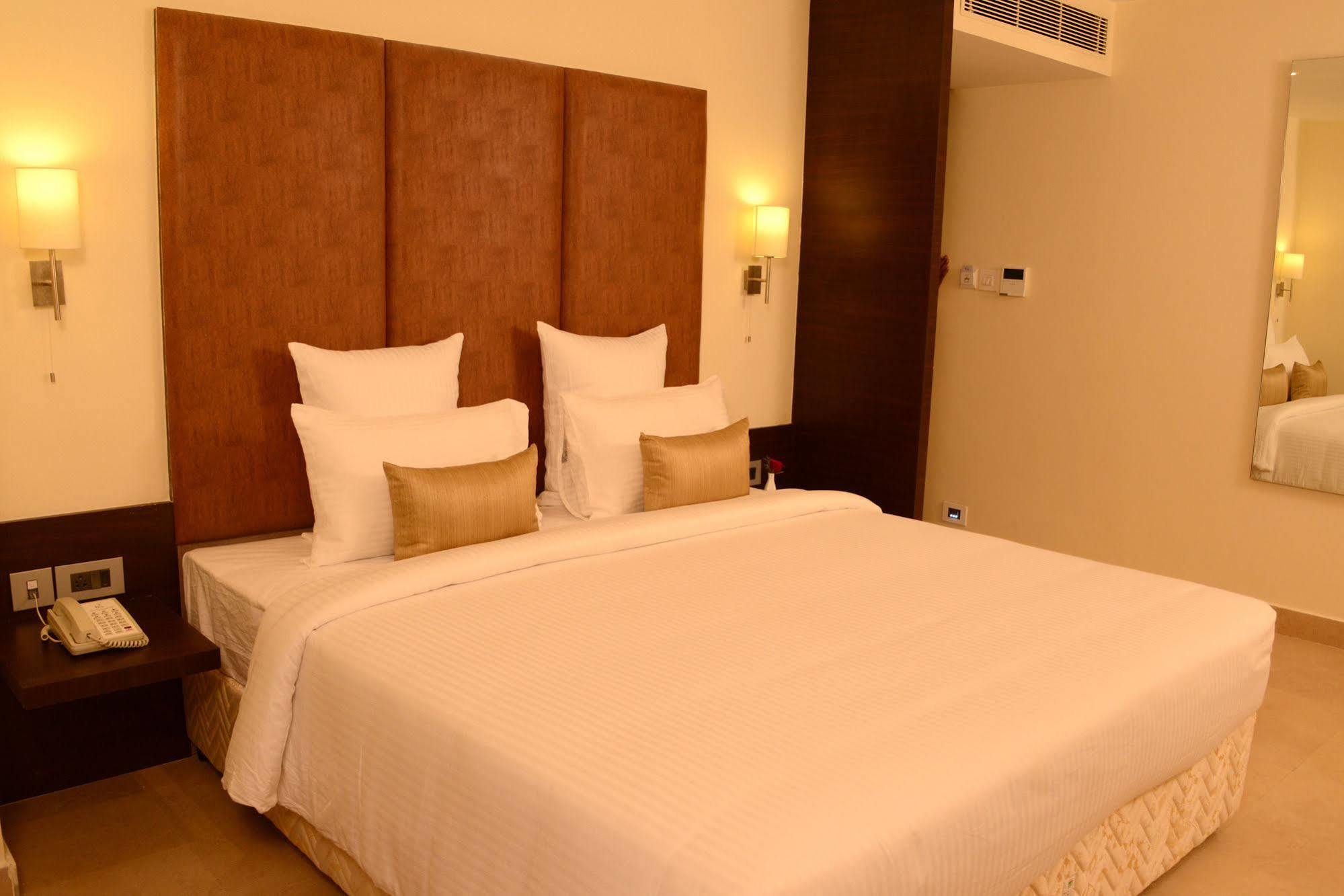 Blu Iris Hotel Madras Buitenkant foto