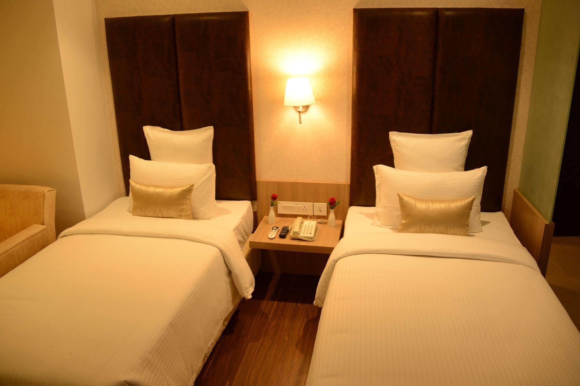 Blu Iris Hotel Madras Buitenkant foto