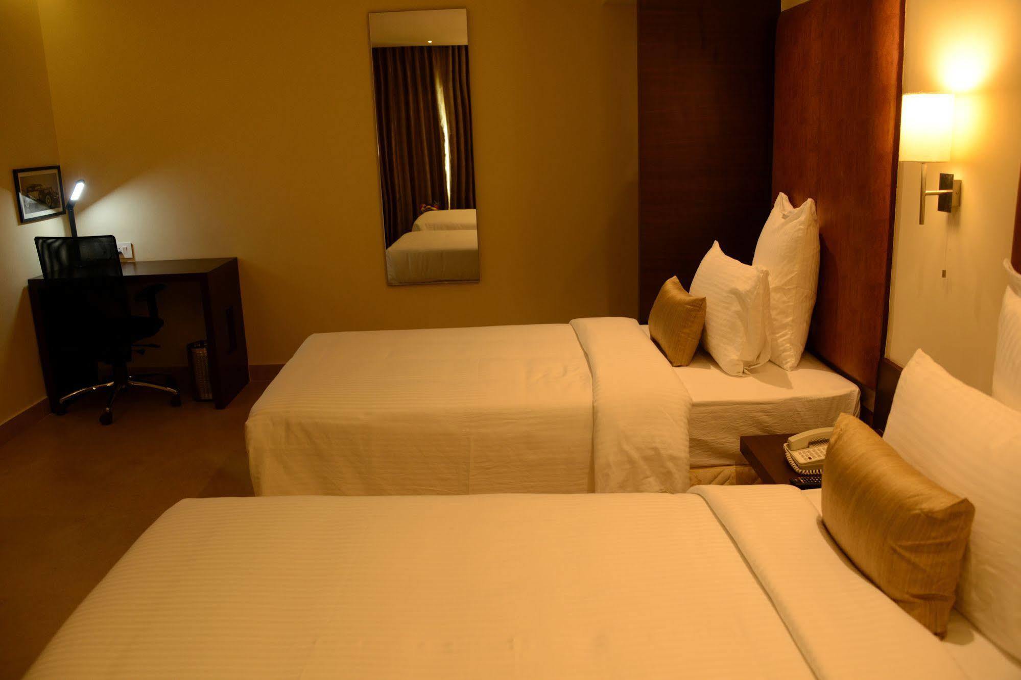 Blu Iris Hotel Madras Buitenkant foto