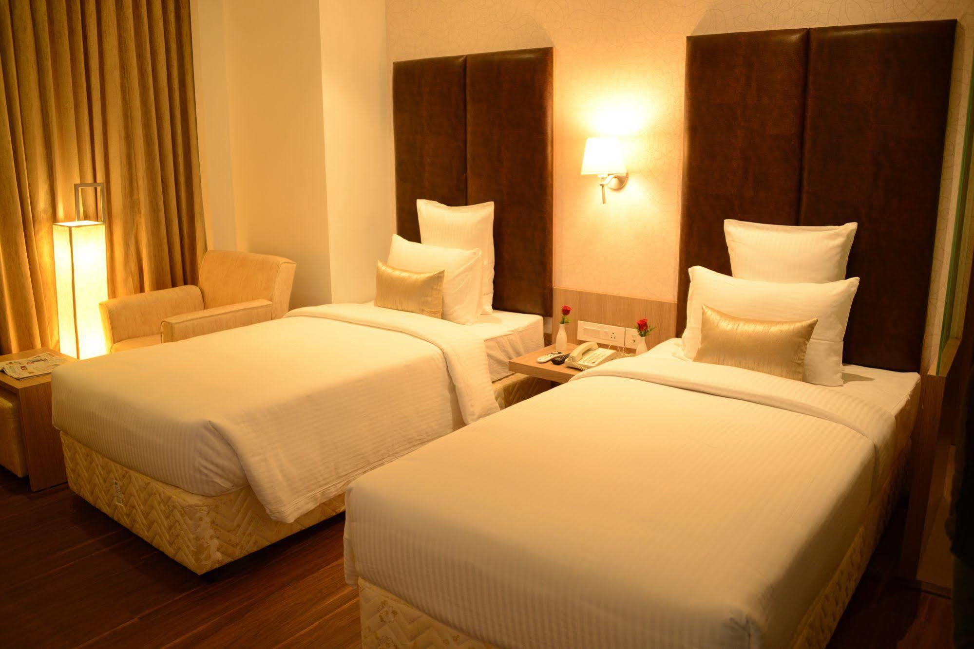 Blu Iris Hotel Madras Buitenkant foto