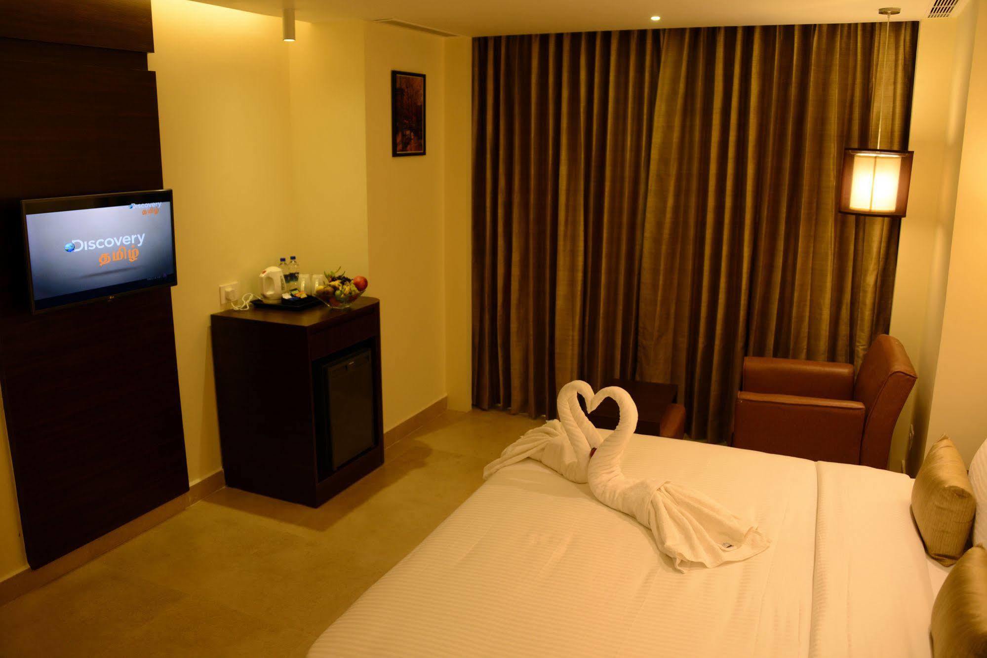 Blu Iris Hotel Madras Buitenkant foto