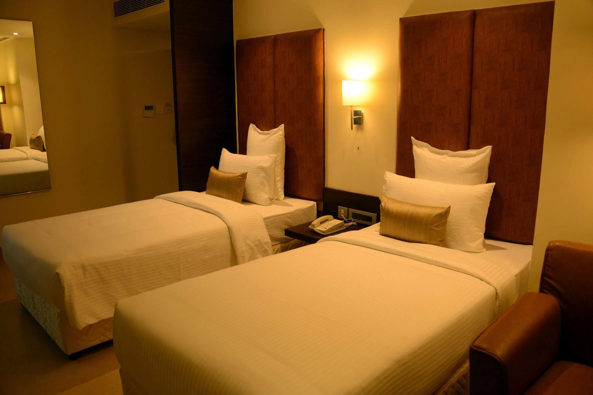 Blu Iris Hotel Madras Buitenkant foto