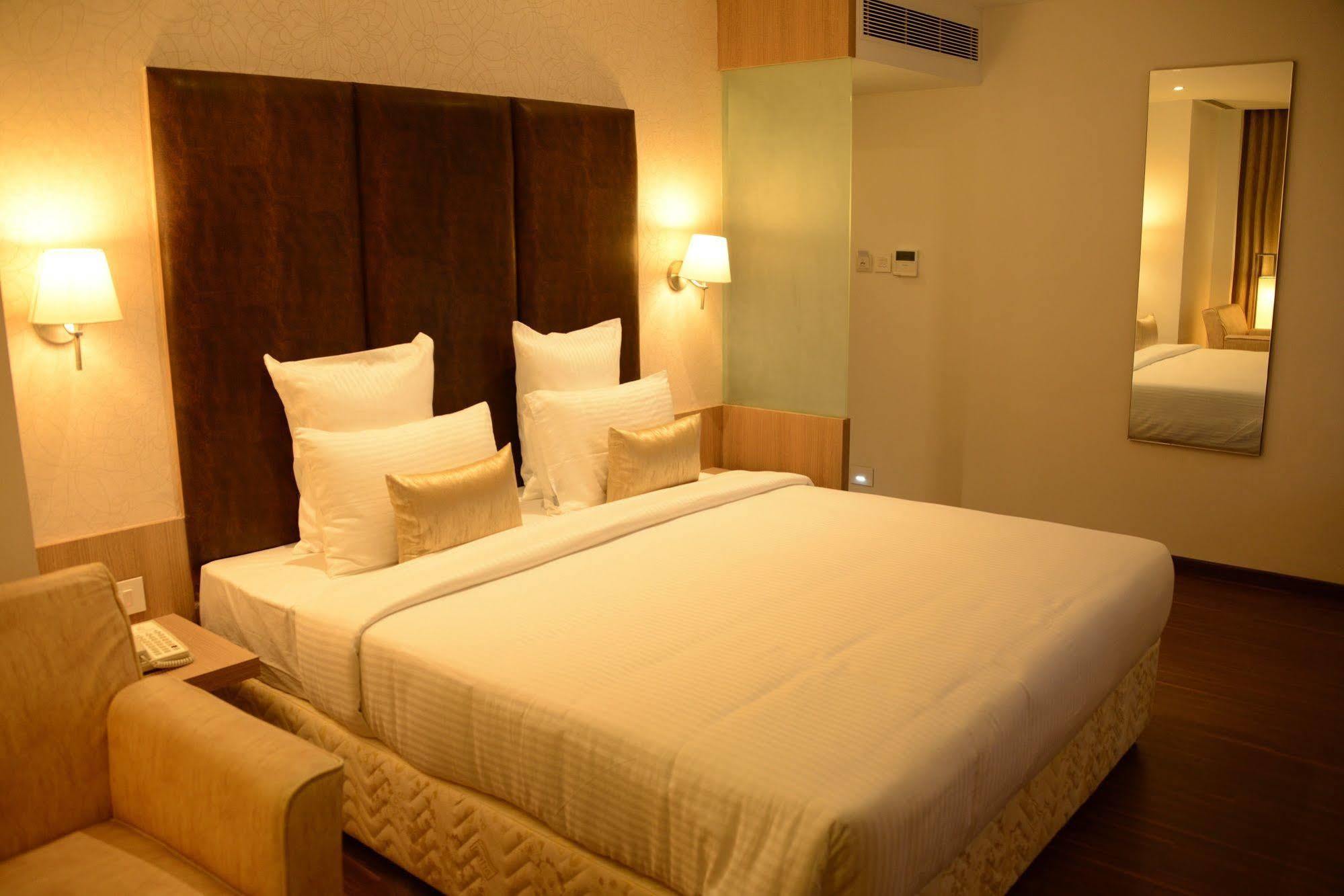 Blu Iris Hotel Madras Buitenkant foto