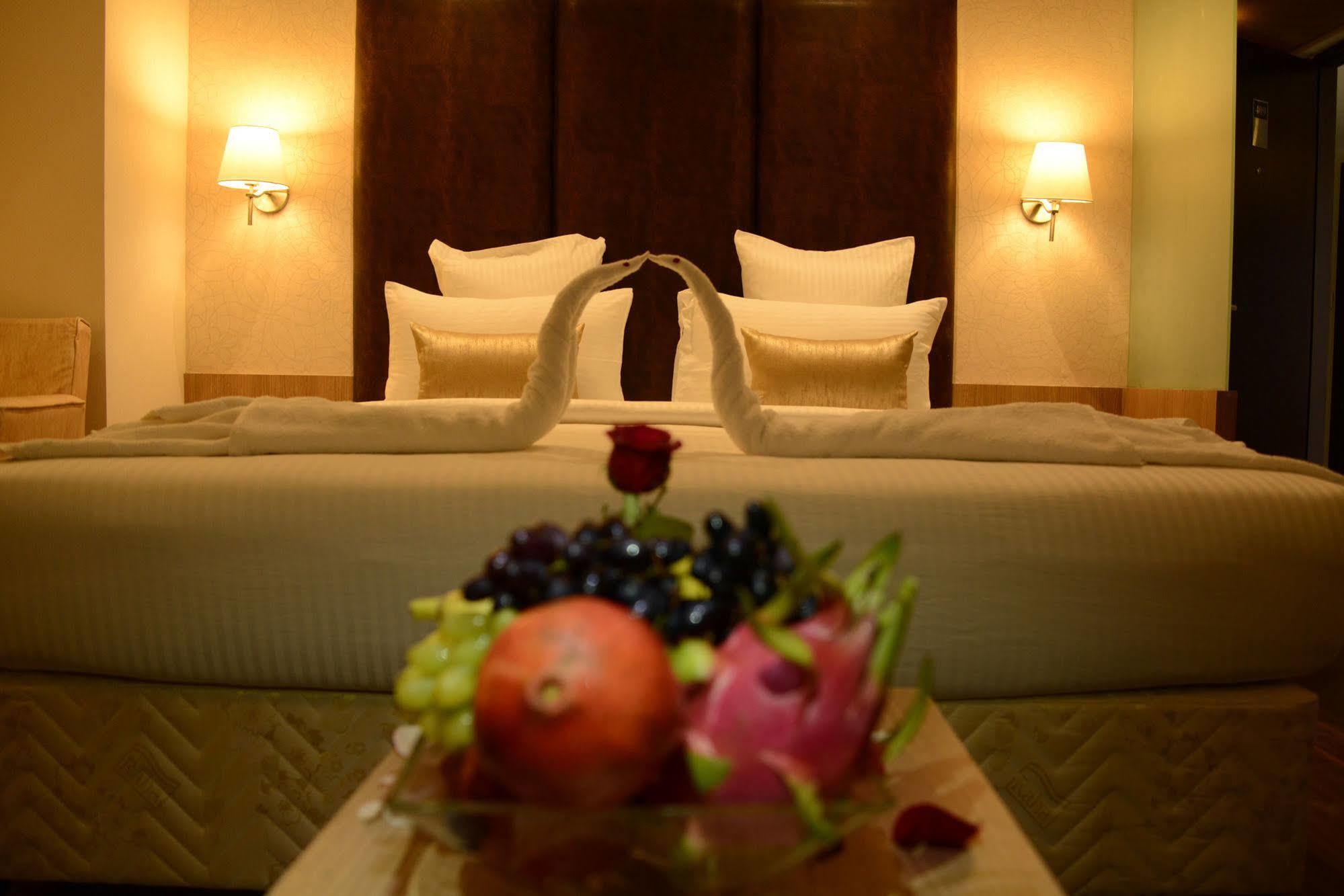 Blu Iris Hotel Madras Buitenkant foto