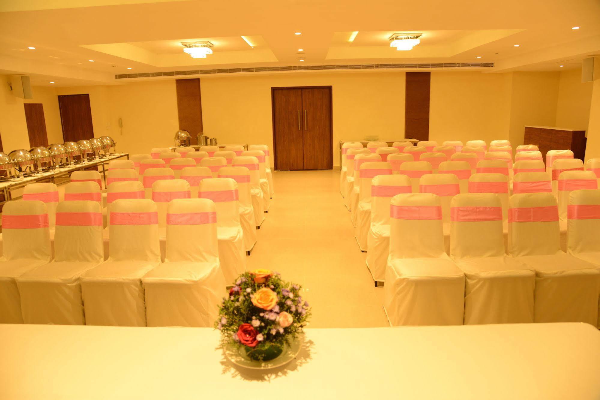 Blu Iris Hotel Madras Buitenkant foto
