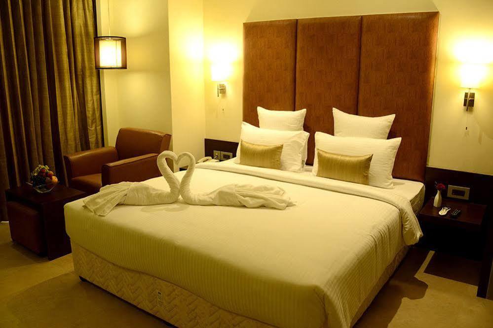 Blu Iris Hotel Madras Buitenkant foto