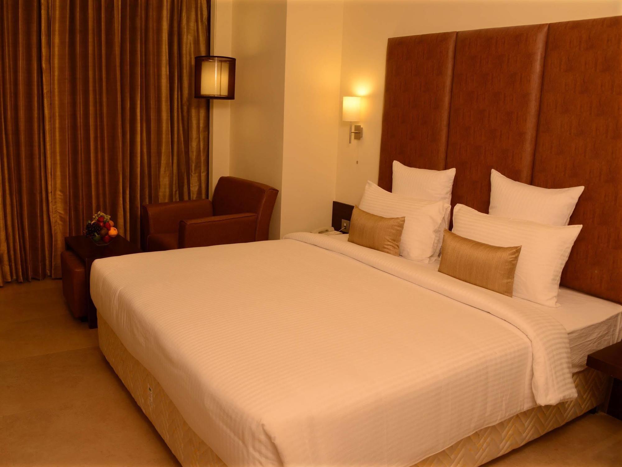 Blu Iris Hotel Madras Buitenkant foto