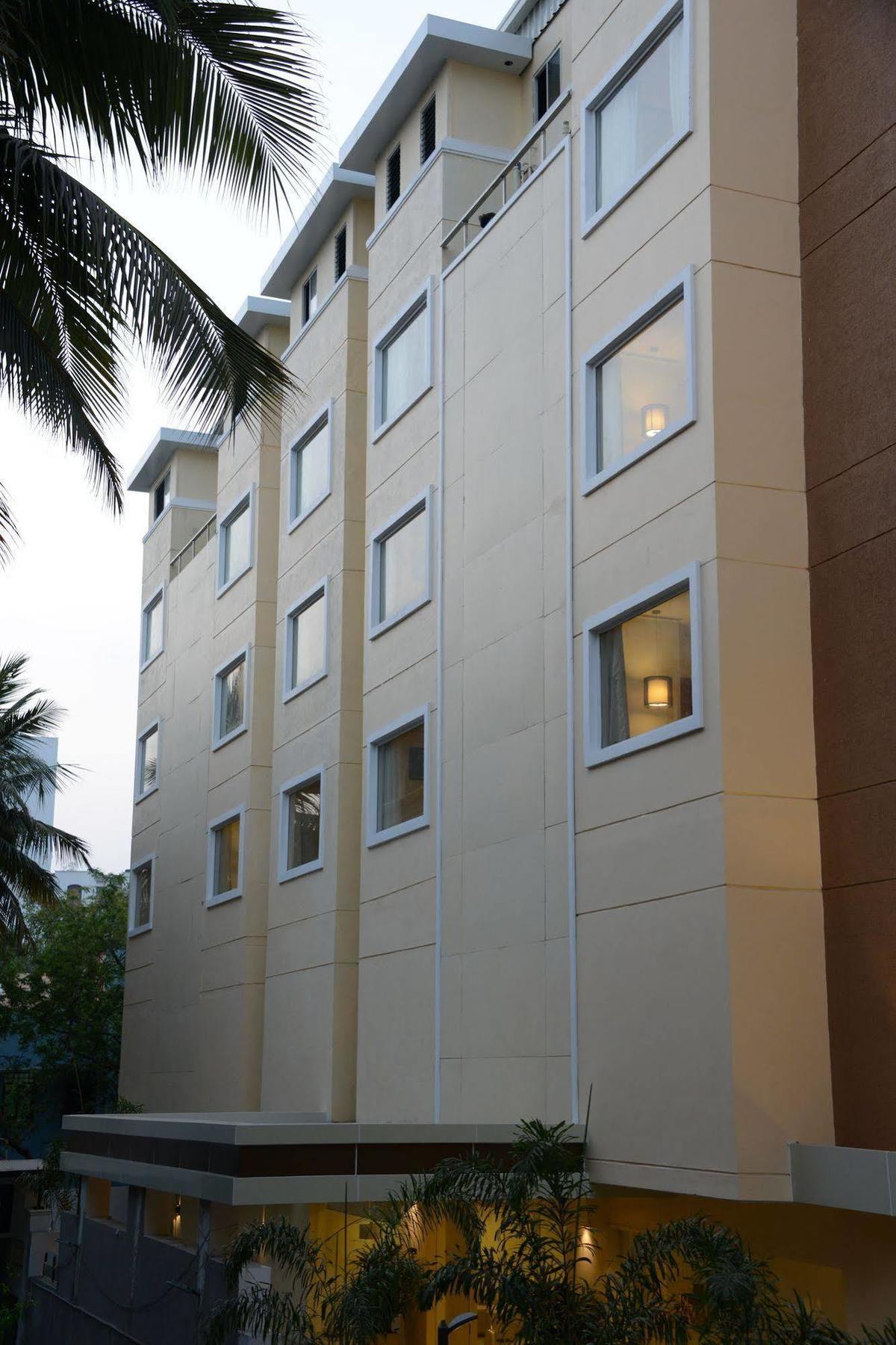 Blu Iris Hotel Madras Buitenkant foto