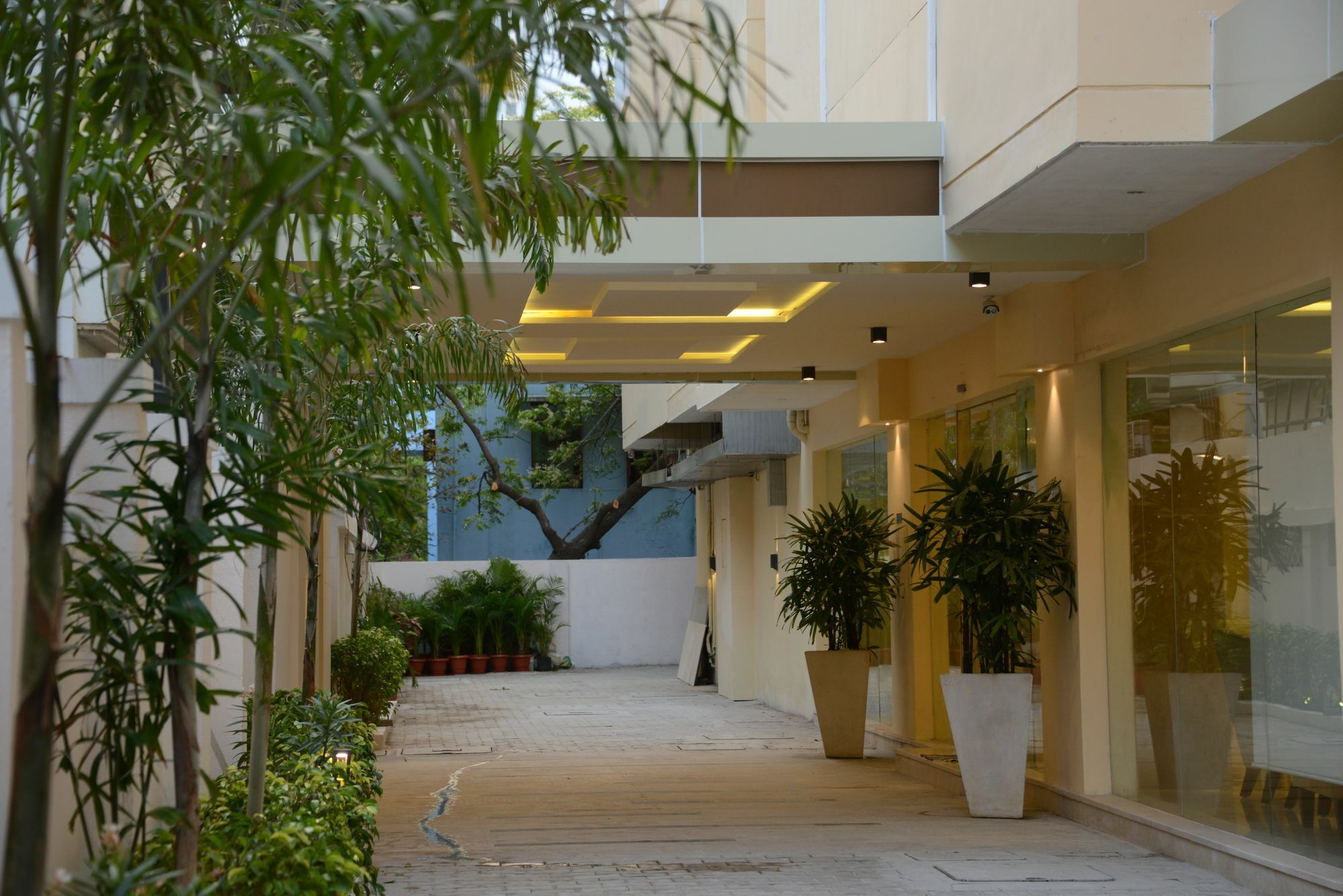 Blu Iris Hotel Madras Buitenkant foto